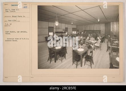 Vue intérieure de Y.W.C.A. Maison d'hôtesse au Camp Travis, San Antonio, Texas. La photographie montre un espace bien entretenu avec des chaises et des tables soigneusement disposées. Le Y.W.C.A. Hostess House a fourni un environnement confortable pour le personnel militaire pendant la première Guerre mondiale Photographie prise par la Lloyd photo Co. En juin 1918. Banque D'Images