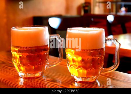 2 verres de bière à mousse épaisse dans un restaurant, bar, brasserie, Prague, République tchèque. Vraie bière ambrée dans des tasses, pinte Banque D'Images