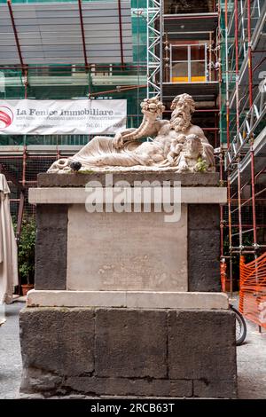 Naples, Italie - 9 avril 2022 : la statue du Dieu du Nil, une ancienne statue romaine en marbre située à Piazzetta Nilo, Naples, Italie. Banque D'Images