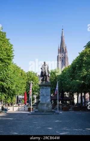 Simon Steviplein avec la statue du mathématicien et physicien flamand Simon Stevin, derrière l'église notre-Dame, Bruges, Belgique Banque D'Images