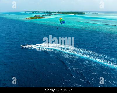Vue aérienne, Maldives, North Malé Atoll, Océan Indien, Lankanfushi, Paradise Island, parapente avec bateau Banque D'Images
