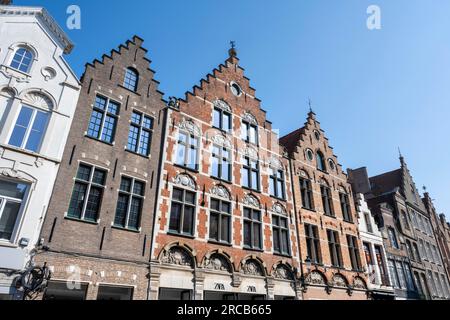 Maisons de ville historiques avec pignons étagés dans la vieille ville de Bruges, Belgique Banque D'Images