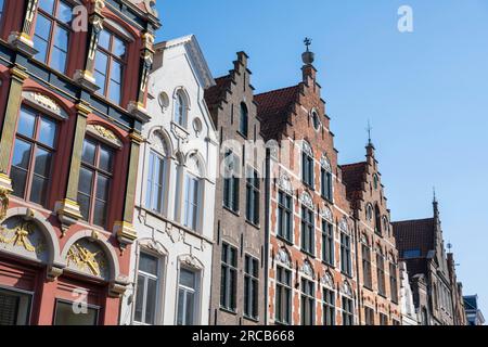 Maisons de ville historiques avec pignons étagés dans la vieille ville de Bruges, Belgique Banque D'Images