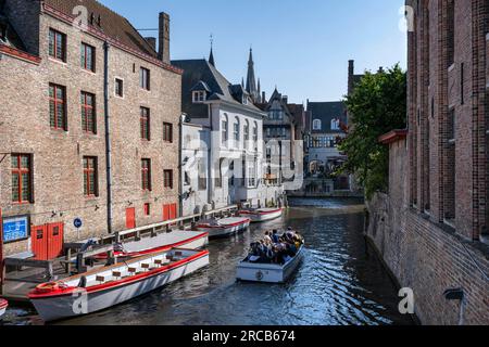 Promenade sur le canal entre les bâtiments médiévaux de la vieille ville de Bruges, Flandre, Belgique Banque D'Images
