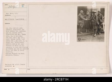 Le lieutenant-colonel Ludoric Abel, commandant la 40e division française, accueille le 1e lieutenant Alison Reppy, commandant le 1e bataillon, 166e infanterie, compagnie D (anciennement 4th Ohio Inf.) De la 42e Division. Sont également présents le capitaine Russel Baker, C.O. 166th Infantry, et le capitaine R. R. Gondy, officier du renseignement régimentaire. Cette réunion a organisé l'entrée conjointe d'un peloton de soldats français et d'un de soldats américains dans la ville de Sedan. La photographie a été prise au Château Frenois du Nord dans les Ardennes, France. Banque D'Images