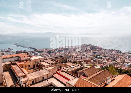 Naples, Italie - 9 avril 2022 : vue aérienne de la ville de Naples, depuis castel Sant'Elmo, Campanie, Italie. Banque D'Images