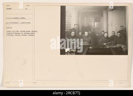 Légende : Capt. B.F. Yates, responsable de la salle A-6, bureau de poste, censeur de la base à l'Hôtel Crillon à Paris, France pendant la première Guerre mondiale Cette photographie a été prise le 10 mars 1921. (Photographie : signal corps) Banque D'Images