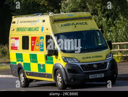 Milton Keynes, Royaume-Uni - 7 juillet 2023 : 2019 FIAT DUCATO UK ambulance d'urgence par le service d'ambulance central sud, voyageant sur une route du Royaume-Uni Banque D'Images