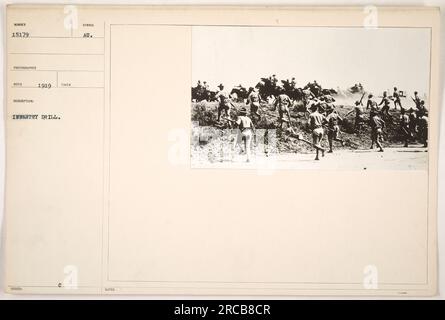 Soldats américains participant à des exercices d'infanterie pendant la première Guerre mondiale, vers 1919. Banque D'Images