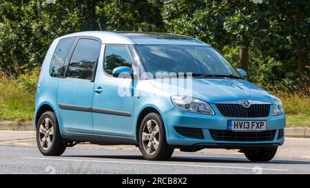 Milton Keynes, Royaume-Uni - 13 juillet 2023 : 2013 bleu SKODA ROOMSTER voiture conduisant sur une route anglaise Banque D'Images