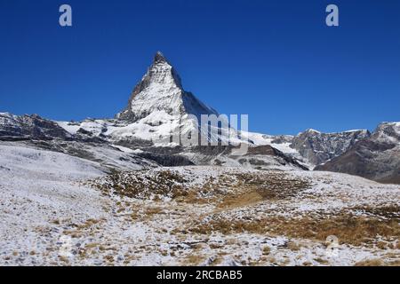 Matterhorn un jour clair après la chute de neige en automne Banque D'Images