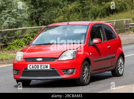 Milton Keynes, Royaume-Uni - 13 juillet 2023 : 2008, voiture rouge FORD FIESTA conduisant sur une route anglaise Banque D'Images