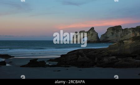 Coucher du soleil à Wharariki Beach Banque D'Images