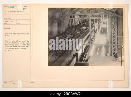 Image : une photographie en noir et blanc prise en novembre 1918 montre des mineurs travaillant dans la mine Tamroy à Tamroy, en Virginie-Occidentale, pendant la première Guerre mondiale La mine a contribué à l'effort de guerre en fournissant du charbon à l'armée américaine pour être utilisé outre-mer. Cette image fait partie d'une série mettant en évidence le rôle important du charbon dans le travail de guerre, et elle a été capturée par un photographe américain Bureau des mines. Banque D'Images