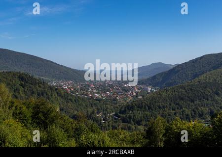 Vue de Yaremche depuis la terrasse d'observation Banque D'Images