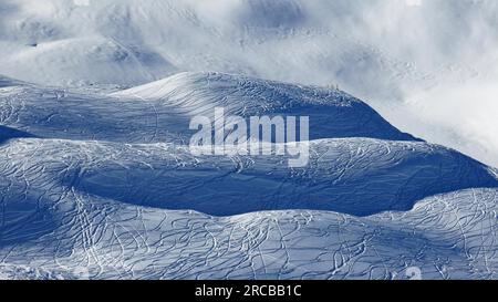 Collines couvertes de pistes de ski et snowboard. Neige poudreuse. Scène dans le domaine skiable de Stoos Banque D'Images