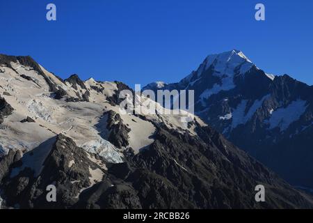 Sommet du Mont Cook et glacier. Scène estivale en Nouvelle-zélande Banque D'Images