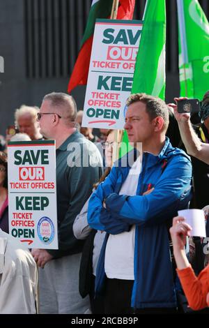 Londres, Royaume-Uni. 13 juillet 2023. Journée nationale d'action « Sauvons nos billetteries » contre la fermeture des billetteries, avec un rassemblement de masse devant la gare King's Cross à Londres. Syndicat ferroviaire, RMT intensifiera sa campagne pour sauver les guichets, avec des dizaines de manifestations devant les gares à travers le pays ce mois-ci. La RMT prendra des mesures de grève les 20,22 et 29 juillet en raison des salaires, des conditions et de la fermeture des guichets. Crédit : Waldemar Sikora/Alamy Live News Banque D'Images