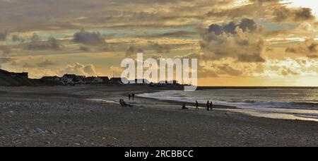 Scène de coucher de soleil sur la côte ouest du Danemark. Spot de surf populaire Klitmoller, froid Hawaii Banque D'Images