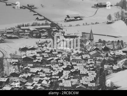 Village de montagne Saanen vu de Horneggli Banque D'Images