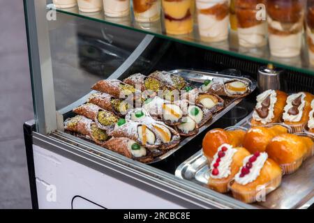 Boulangers napolitains préparant des pâtisseries italiennes célèbres dans une boulangerie traditionnelle à Naples, Campanie, Italie. Banque D'Images