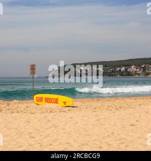 Planche jaune de sauvetage, plage de Manly. Australie Banque D'Images