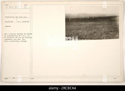 L'image montre la 5e Division passant en revue à Esch, Luxembourg, Allemagne. Le 30 décembre 1918, le commandant de division, le major général Ely, présente la Distinguished Service Cross (D.S.C.) à 36 officiers et hommes. La photo a été prise par le lieutenant Wm. Fox. Les notes indiquent les numéros de référence 464-596. Banque D'Images