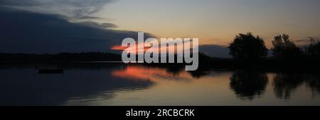 Belle soirée d'été calme au bord du lac Pfaeffikon Banque D'Images