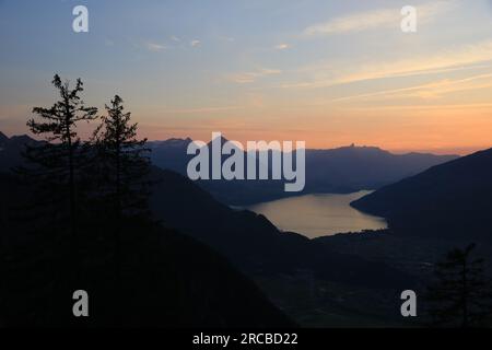 Scène de coucher de soleil dans les Alpes suisses. Contours du mont Niesen, Stockhorn et autres. Lac de Thoune Banque D'Images