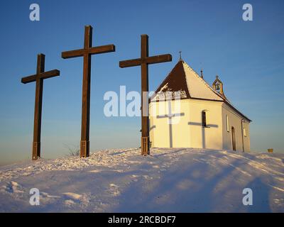 Sur le Kornbuehl enneigé se dresse la chapelle Salmendingen avec le nom de St. Anna Chapel avec 3 croix devant elle. Le Kornbuehl se trouve sur le Banque D'Images