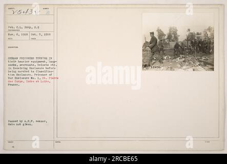 Un groupe de prisonniers de guerre allemands à l'enceinte des prisonniers de guerre Bo. 1 à St. Pierre des corps, France. Ils sont vus en train de remettre leur équipement plus lourd, comme des sacs à dos, des pardessus et des casques, dans l'enceinte de réception avant d'être escortés jusqu'à l'enceinte de classification. La photographie a été prise par le Pvt. C.L. Eddy le 5 octobre 1918, et approuvé par le censeur de l'A.E.F. Banque D'Images