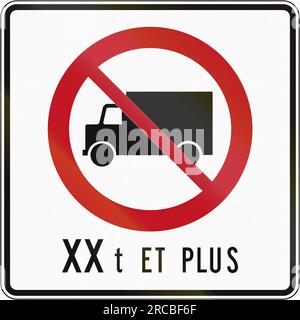 Panneau de signalisation réglementaire canadien - pas de camions. Le texte signifie : XX tonnes et plus. Cette enseigne est utilisée au Québec. Banque D'Images