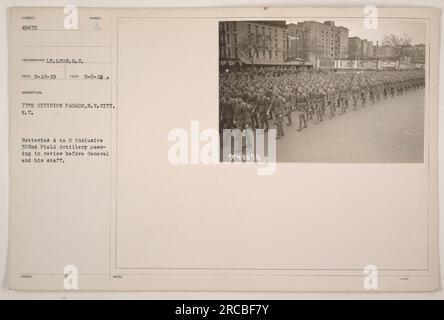 Les batteries A à D de la 302nd Field Artillery du défilé de la 77th Division à New York, NY. Dans cette photographie prise le 6 mai 1919, les batteries passent en revue devant le général et son état-major. La photo a été prise par le lieutenant Lyon et reçue le 12 mai 1919. Banque D'Images