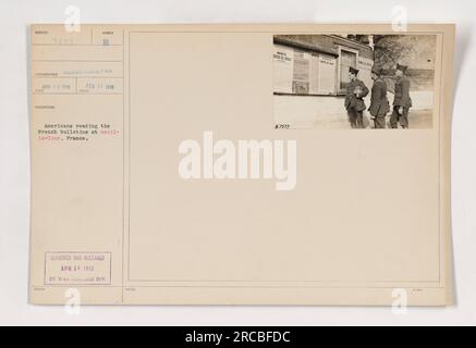 Des soldats du 2e Bataillon du Service après-vente lisent des bulletins français à Menil-la-Tour, France. Cette photographie capture des soldats américains qui suivent les dernières nouvelles de France pendant la première Guerre mondiale. Prise le 17 février 1918 à Menil-la-Tour. Libéré par la division War College le 18 avril 1918.' Banque D'Images