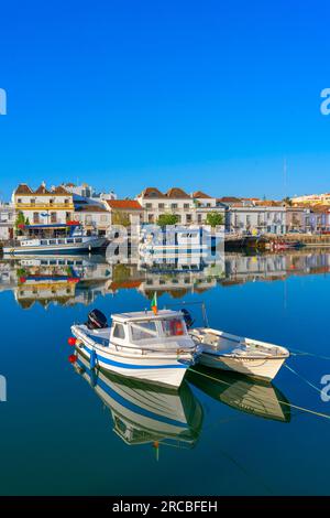 Vue sur la rivière Gilão, Tavira, Algarve, Portugal Banque D'Images