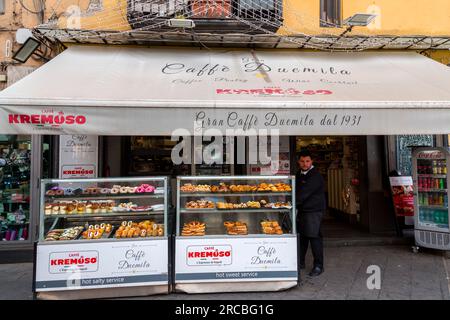 Naples, Italie - 9 avril 2022 : les boulangers napolitains préparent des pâtisseries italiennes célèbres dans une boulangerie traditionnelle à Naples, Campanie, Italie. Banque D'Images