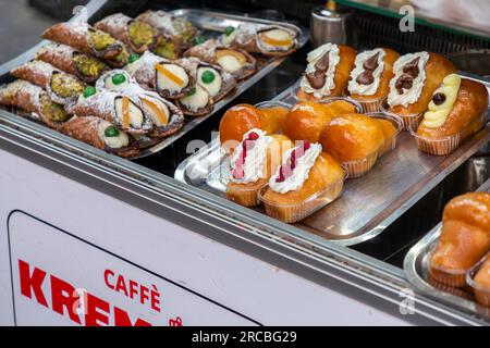 Naples, Italie - 9 avril 2022 : les boulangers napolitains préparent des pâtisseries italiennes célèbres dans une boulangerie traditionnelle à Naples, Campanie, Italie. Banque D'Images