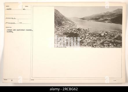 Une photographie prise à Juneau, Alaska, montrant la vue panoramique sur le chenal Gastineau. L'image a été capturée par le photographe C. ECD2-19-21 pendant la première Guerre mondiale. Aucune information ou remarque supplémentaire n'est disponible concernant le symbole ou la description de la photographie. Banque D'Images