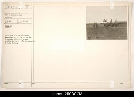 Le lieutenant M. S. Lenta est vu sur cette photographie prise le 1 mars 1919 à Erden, Allemagne. Il est escorté par les couleurs de la 180e brigade de la 90e division, alors qu'il se présente pour être décoré. Banque D'Images