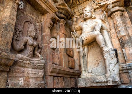 Saraswathi Saraswati, la déesse de l'apprentissage et Dwarapalaka porte gardien statue au 11e siècle Arulmigu Peruvudaiyar Brihadisvara Temple in Banque D'Images