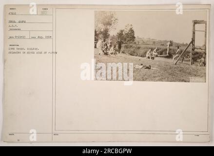 Des soldats du 13th Engineers Railway nagent dans la rivière aire à Fleury pendant la première Guerre mondiale Cette photographie a été prise en août 1918 et a été émise par les Forces expéditionnaires américaines. Banque D'Images