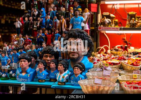 Naples, Italie - 10 avril 2022 : figurine décorative de Diego Maradona, le joueur de football légendaire adoré dans la ville de Naples. Banque D'Images