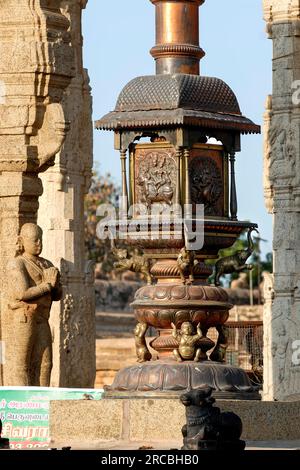 Détails dans le poteau de mât de drapeau, Brihadisvara Brihadeeswara Grand Temple (10e siècle) Thanjavur Tanjore, Tamil Nadu, Inde du Sud, Inde, Asie. UNESCO Banque D'Images