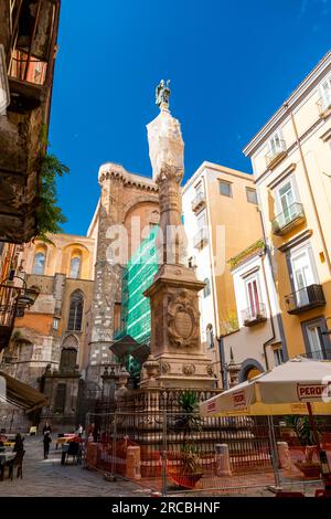 Naples, Italie - 10 avril 2022 : l'obélisque de San Gennaro et la coupole de la chapelle de San Gennaro dans le centre historique de Naples, Campanie, I. Banque D'Images