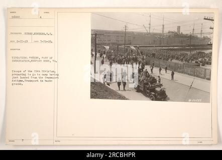 Les troupes de la 29e division au port d'embarquement à Newport News, va, se préparent à aller au camp après avoir débarqué du transport Antigon. Un transport est visible au fond de la photographie, prise le 21 juillet 1919 par le sergent Newberg. La photographie fait partie de la série historique, avec le numéro 56880. Banque D'Images