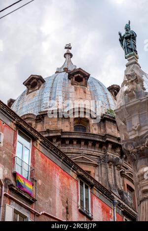 Naples, Italie - 10 avril 2022 : l'obélisque de San Gennaro et la coupole de la chapelle de San Gennaro dans le centre historique de Naples, Campanie, I. Banque D'Images