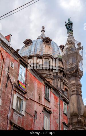 Naples, Italie - 10 avril 2022 : l'obélisque de San Gennaro et la coupole de la chapelle de San Gennaro dans le centre historique de Naples, Campanie, I. Banque D'Images
