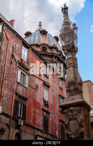 Naples, Italie - 10 avril 2022 : l'obélisque de San Gennaro et la coupole de la chapelle de San Gennaro dans le centre historique de Naples, Campanie, I. Banque D'Images
