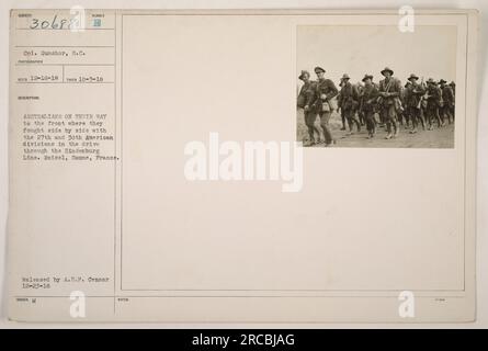 Le caporal Gunshor, C.S., prend une photographie de soldats australiens en route vers le front pendant la première Guerre mondiale. Les Australiens combattirent aux côtés des 27e et 30e divisions américaines dans la traversée de la ligne Hindenburg. La photo a été prise à Roisel, somme, France. Publié par A.E.P. Censurer le 12-23-18. Banque D'Images