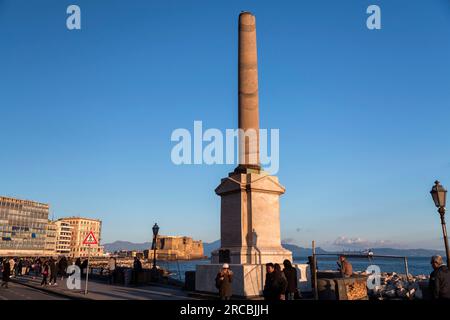 Naples, Italie - 10 avril 2022 : Villa Comunale est un parc de Naples, construit dans les années 1780 par le roi Ferdinand IV sur des terres récupérées le long de la côte entre les deux Banque D'Images